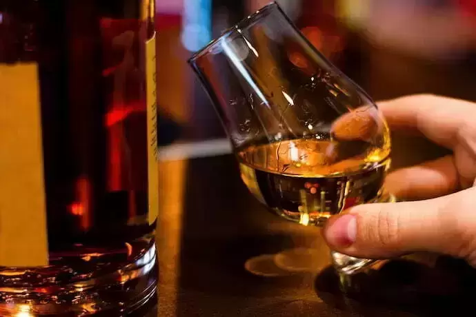 Die 15 besten Geschenk-Whiskys des Jahres 2023: Hibiki, Aberlour, Johnnie Walker und mehr!